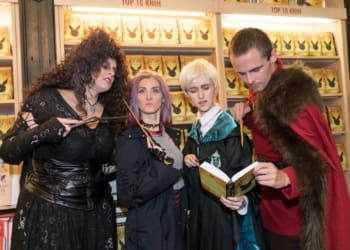 Na půlnoční prodej knihy Harry Potter a prokleté dítě dorazil malý Harry, Tonksová, Krum či Lestrangeová