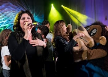 Marek Ztracený, Leona Machálková, Ilona Csáková či Jan Kopečný zazpívali dětem z dětských domovů na akci Hejbejte se a zpívejte s Hankou Kynychovou