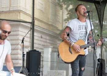 Láska se pouští do polemiky s Bohem ve svém novém klipu „Pane“ a spolupráce s Tokhim