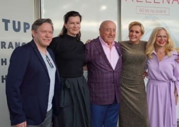 Helena Vondráčková zazpívala Lásko má, já stůňu a otevřela tak výstavu „Helena – 60 let na scéně“