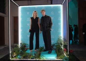 Modře zbarvený „červený koberec“ před Iluminate dinner