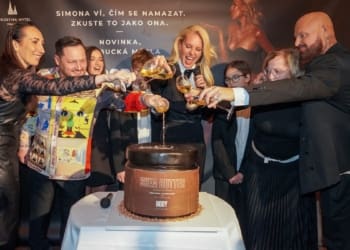 Bambucké máslo Simony Krainové pokřtili její synové Bruno a Max