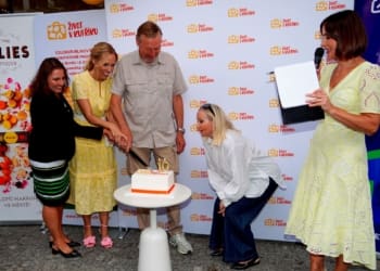 Zpěvačka Bára Basiková sfoukla svíčky z narozeninového dortu projektu Život v kufříku